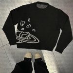 Camisola de tricô com padrão de planeta e detritos espaciais, inspirada no universo cósmico. Perfeita para os amantes de ciência e astronomia, combinando estilo e paixão pelo espaço.