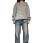 Pulôver de malha cinza claro descontraído usado por uma mulher, estilo casual com jeans.