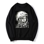 Roupa preta com imagem em preto e branco de Yuri Gagarin, o primeiro homem no espaço, vestindo um traje espacial e capacete.