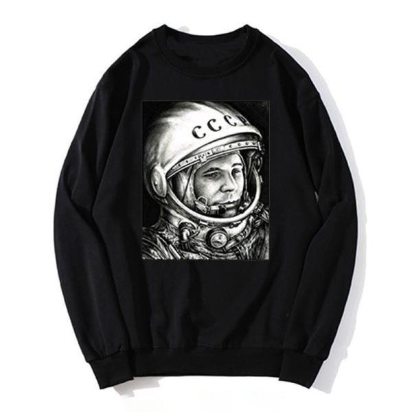 Roupa preta com imagem em preto e branco de Yuri Gagarin, o primeiro homem no espaço, vestindo um traje espacial e capacete.