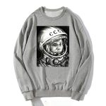 Casaco de moletom cinza com uma impressão em preto e branco do cosmonauta soviético Yuri Gagarin, o primeiro homem no espaço, usando seu capacete espacial.