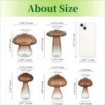 Conjunto de vidraria científica em forma de cogumelo com diferentes tamanhos, incluindo frascos de vidro com tampas em forma de cogumelo, ideal para decoração ou ciência.