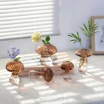 Vasos de vidro em forma de cogumelos, perfeitos para uma decoração interior natural e elegante. Ideal para destacar flores frescas ou secas na sua casa ou escritório.