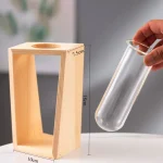 Suporte de madeira para tubo de ensaio, perfeito para experiências científicas e atividades educativas. Dimensões: 18 cm de altura, 10 cm de largura, 7,5 cm de profundidade.