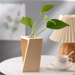 Vaso de madeira moderno com planta verde, decoração interior natural e elegante.