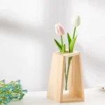 Vasos de tulipas em madeira com vaso de vidro, decoração floral elegante para interior.