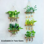 Jardineiras de parede em madeira com plantas verdes suspensas, ideais para decoração interior ou exterior, trazendo um toque natural e moderno ao seu espaço.