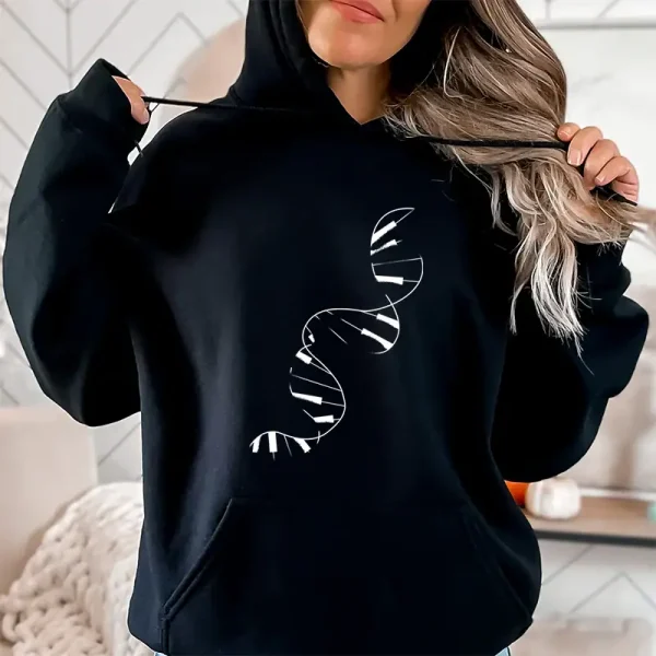 Uma mulher usa um sweatshirt com capuz preto com um padrão de dupla hélice de ADN branco, ilustrando a ciência e a genética em um estilo casual.
