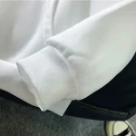 Casaco branco em algodão com punhos canelados, ideal para um estilo descontraído ou esportivo. Concebido para um conforto ideal, este casaco é perfeito para todas as estações.