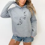 Roupa casual com padrão de ADN estilizado no peito, perfeita para um visual científico ou casual.