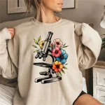 Microscópio com flores coloridas para decoração científica e botânica. Perfeito para os amantes de ciências e natureza, esta ilustração combina pesquisa e beleza natural.