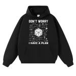 Roupa com capuz preta com design científico e mensagem "Don't Worry, I Have a Plan" ilustrada por fórmulas e diagramas matemáticos.