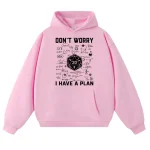 Roupa com capuz rosa com design de jogo de RPG D&D e citação inspiradora "Don't Worry, I Have a Plan".