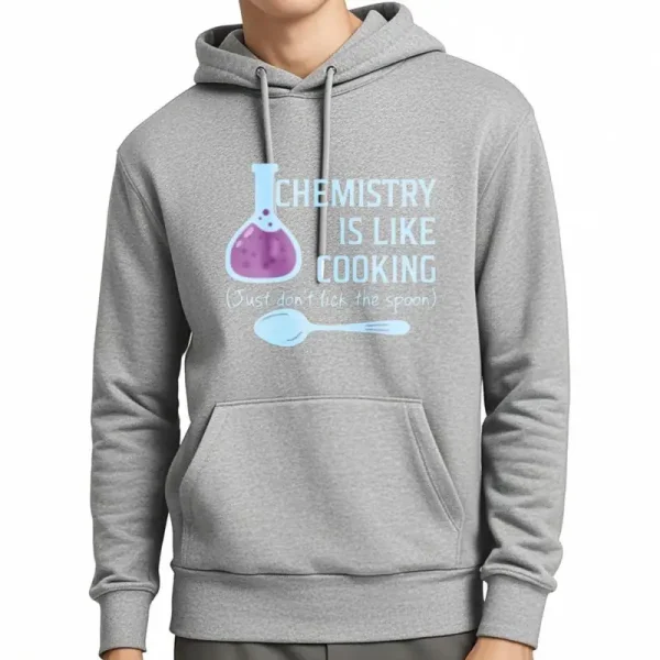 Sweatshirt com capuz cinza com slogan científico "A química é como a culinária" ilustrado de um frasco e uma colher, perfeito para os amantes de ciência e moda casual.