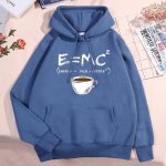Camisola com capuz azul com uma equação científica E=MC² e uma chávena de café ilustrada, perfeita para amantes de ciência e estilo casual.