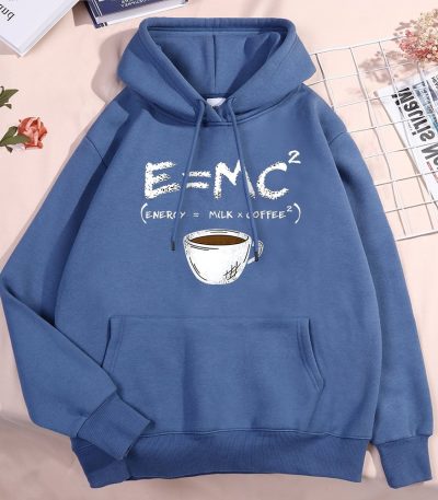 Camisola com capuz azul com uma equação científica E=MC² e uma chávena de café ilustrada, perfeita para amantes de ciência e estilo casual.
