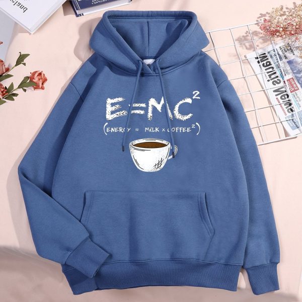 Camisola com capuz azul com uma equação científica E=MC² e uma chávena de café ilustrada, perfeita para amantes de ciência e estilo casual.