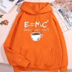 Roupa com capuz laranja com fórmula E=MC² e chávena de café ilustrada.
