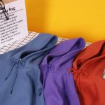 Roupas confortáveis em algodão orgânico, disponíveis em azul, roxo e laranja, perfeitas para um estilo casual e ecológico.