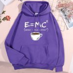 Roupa com capuz roxa com fórmula E=MC² e chávena de café ilustrada.