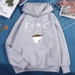 Equação E=MC² com uma chávena de café ilustrada, símbolo de energia e ciência, numa camisola com capuz cinza.