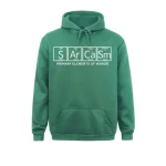 Moletom com capuz verde com fórmula química "SArCaSm" e a menção "Elementos principais do humor" para um estilo descontraído e divertido.