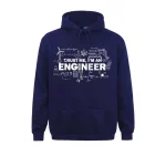 MOLETOM COM CAPUZ AZUL MARINHO COM SLOGAN "TRUST ME, I'M AN ENGINEER" E DESENHOS TÉCNICOS.