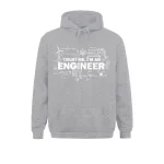 Moletom com capuz cinza com slogan "Trust me, I'm an engineer" e motivos técnicos.