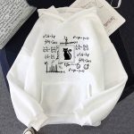 Camisola com capuz branca com ilustrações de fórmulas matemáticas e um gato preto ao centro, perfeita para amantes de ciências e matemática.