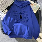 Roupa com capuz azul com padrões matemáticos e silhueta de gato preto ao centro. Perfeita para amantes de ciência e estilo casual.