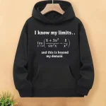 Roupa com capuz com fórmula matemática e citação inspiradora sobre limites.
