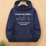 Camisola com capuz azul-marinho com citação matemática "Eu conheço os meus limites... e isto está além do meu domínio" exibida em branco.