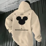 Camisola com capuz bege com ilustração de uma molécula de água estilizada, representando a estrutura H2O, perfeita para os amantes de ciência e decoração científica.