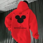 Roupa com ilustração científica de molécula de água num hoodie vermelho.