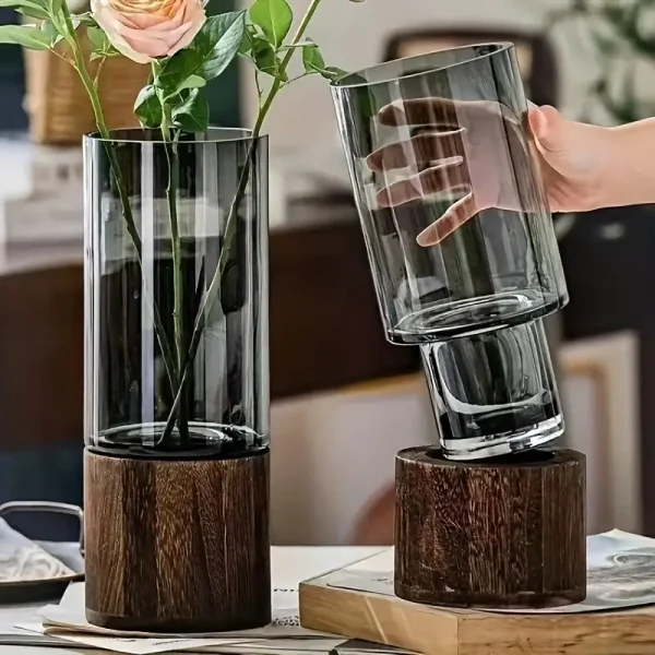 Vaso de vidro transparente com base de madeira, ideal para decoração interior ou como objeto científico elegante. Perfeito para destacar flores ou elementos decorativos.