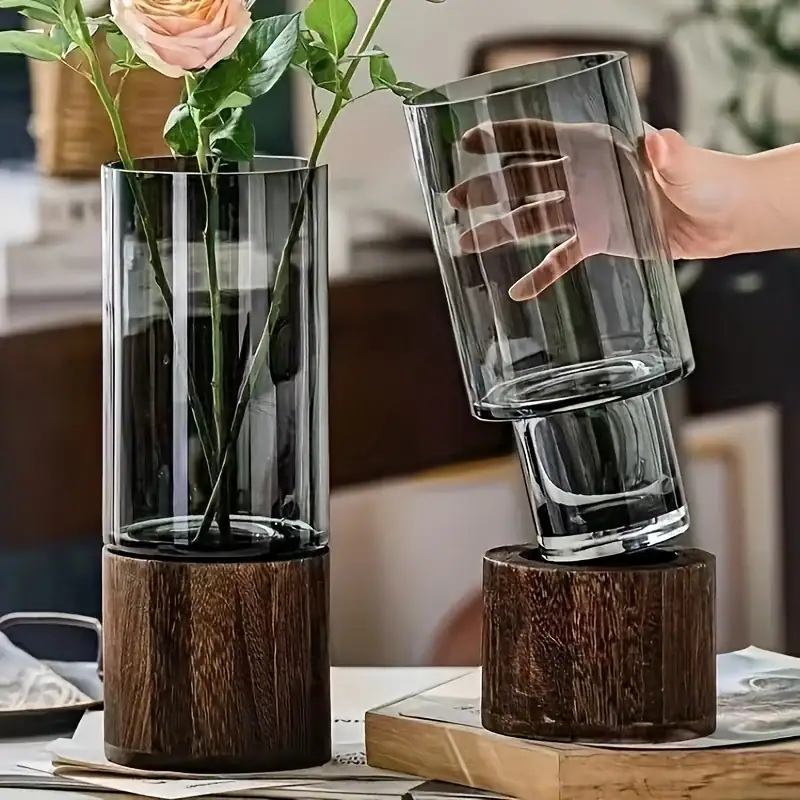 Vaso de vidro transparente com base de madeira, ideal para decoração interior ou como objeto científico elegante. Perfeito para destacar flores ou elementos decorativos.