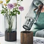 Vaso de vidro com flores e suporte de madeira, decoração de estilo moderno e natural, perfeito para embelezar o seu interior com um toque elegante e orgânico.