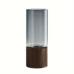 Vaso de vidro transparente com base de madeira escura, decoração moderna e elegante para casa ou escritório.