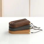 Paus decorativos de madeira de diferentes cores, ideais para decoração de interiores ou como acessórios de escritório elegantes.