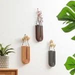 Decorações de parede em madeira com design moderno, perfeitas para uma decoração científica ou natural, para pendurar em um interior contemporâneo ou escritório.