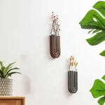 Dois vasos de parede em madeira com plantas secas, decoração moderna e natural para interiores.