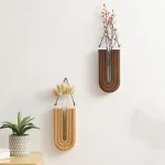 Varanda de madeira com decoração floral moderna e elegante.