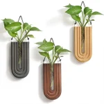Vasos suspensos em madeira e metal com plantas verdes, decoração moderna e natural para interiores, design elegante, perfeitos para embelezar o seu espaço de vida ou trabalho.