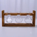 Garrafas de laboratório de vidro com suporte de madeira para experiências científicas ou decoração. Perfeitas para uso educativo ou decorativo em um estilo industrial ou científico.