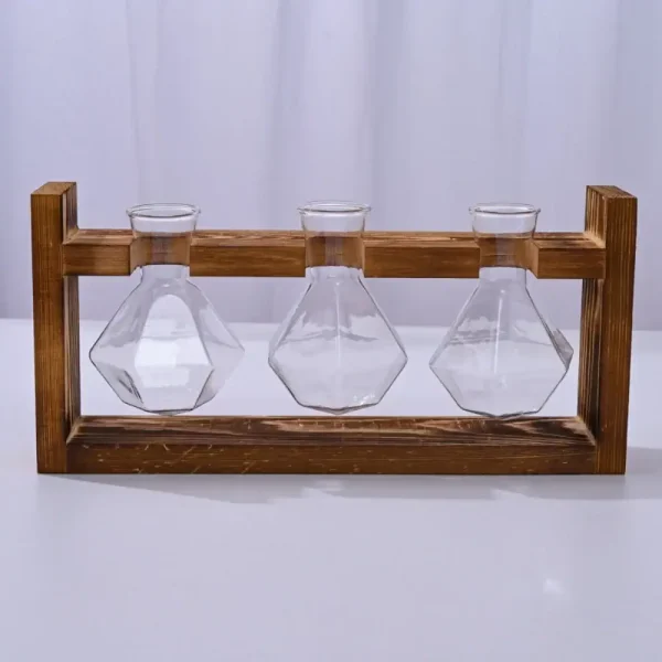 Garrafas de laboratório de vidro com suporte de madeira para experiências científicas ou decoração. Perfeitas para uso educativo ou decorativo em um estilo industrial ou científico.