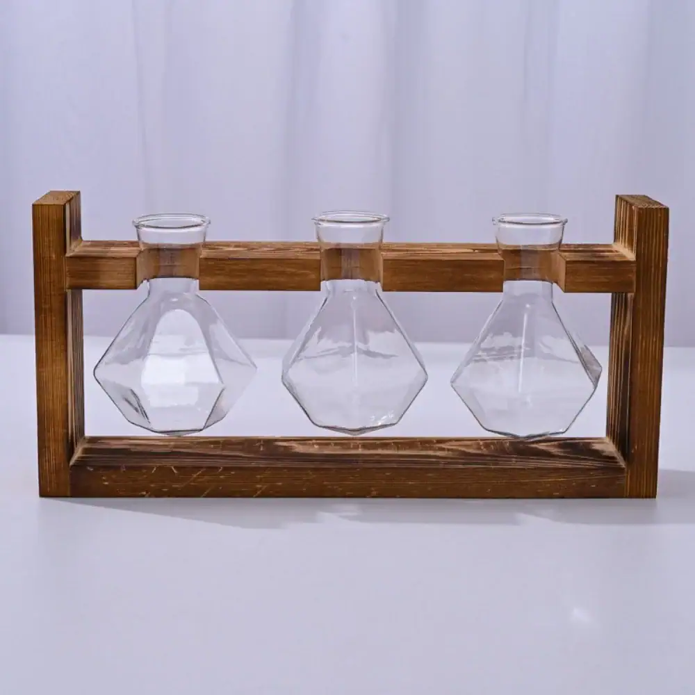 Garrafas de laboratório de vidro com suporte de madeira para experiências científicas ou decoração. Perfeitas para uso educativo ou decorativo em um estilo industrial ou científico.
