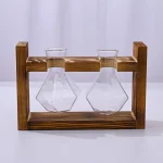 Garrafas de laboratório de vidro com suporte de madeira para experiências científicas ou decoração. Perfeitas para uso educativo ou decorativo em um estilo industrial ou científico.