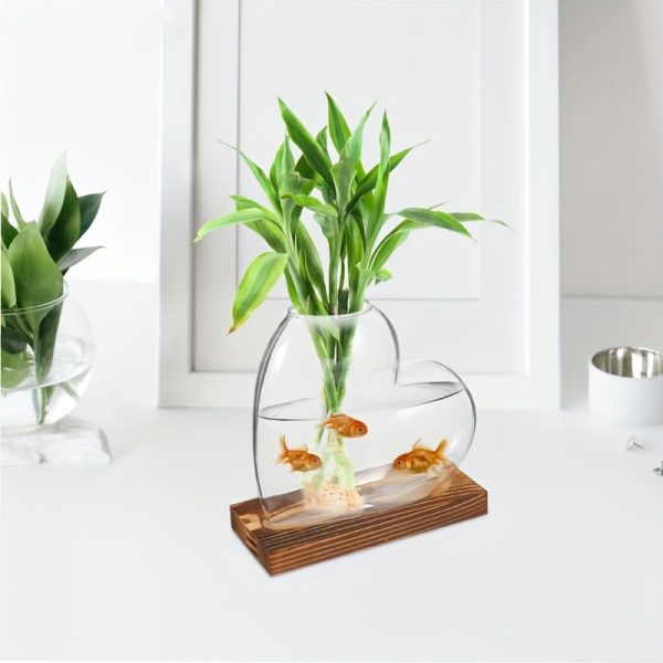Planta aquática em vaso de vidro com peixes vermelhos, decoração científica para interior, design moderno e elegante.