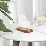 Vaso de vidro transparente com base em madeira natural, decoração moderna para interior, ideal para colocar flores ou como objeto decorativo elegante.