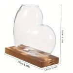 Vaso em forma de coração em vidro transparente com base de madeira, perfeito para a decoração científica ou romântica. Dimensões: 13 cm de altura, 17 cm de comprimento, 5,5 cm de largura.